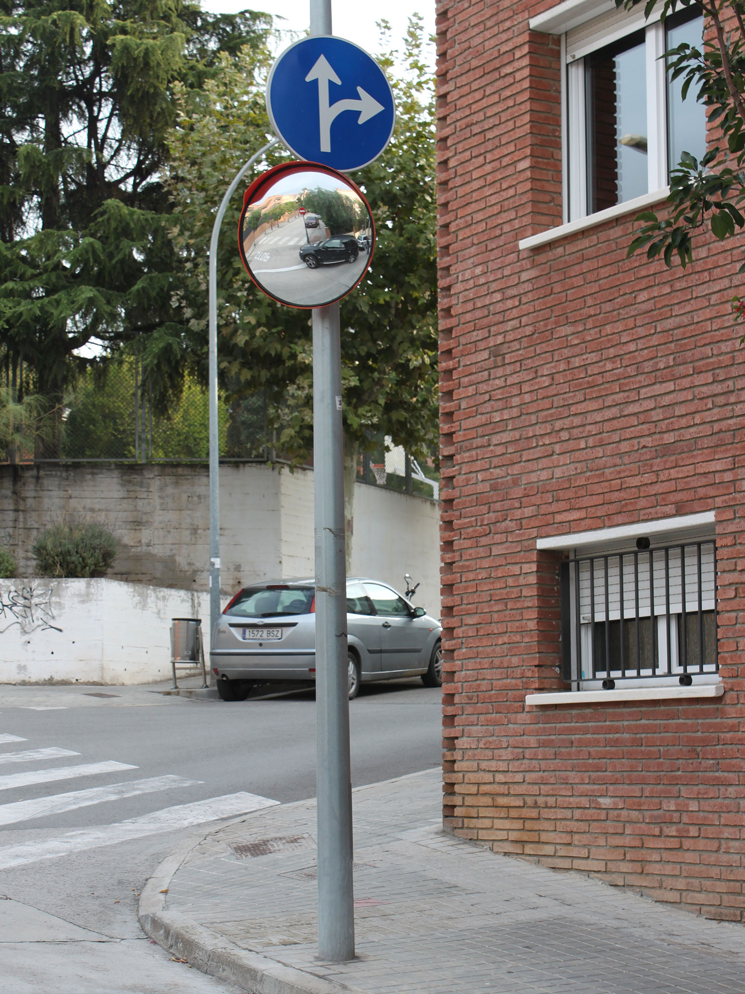 espejo de tráfico instalado en farola